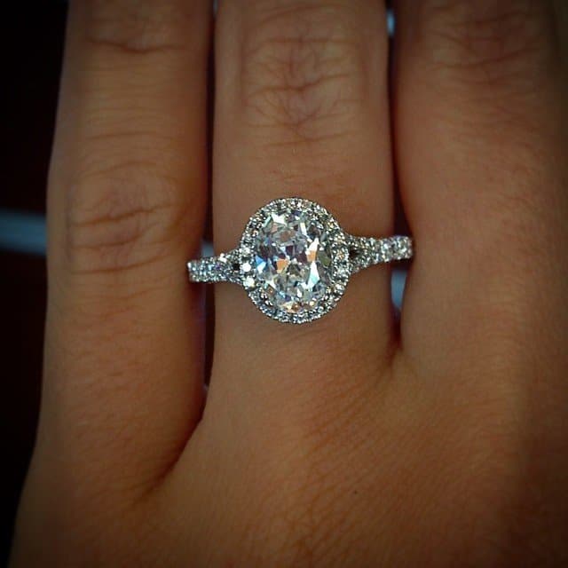 Oval halo engagement ring