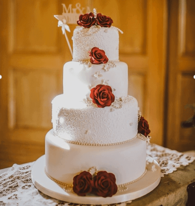 10000 dollar wedding - Choose a cake