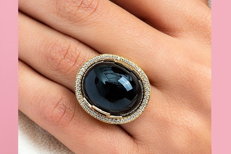 18K Yellow Gold Onyx Oval Cabochon And Diamond Ring