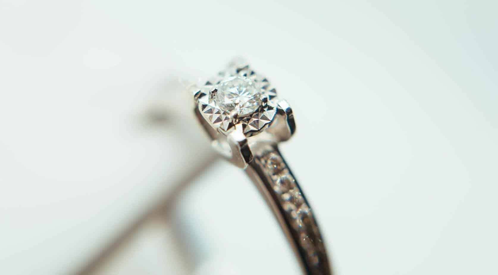 Moissanite vs White Sapphire: Which Is the Perfect Stone for You