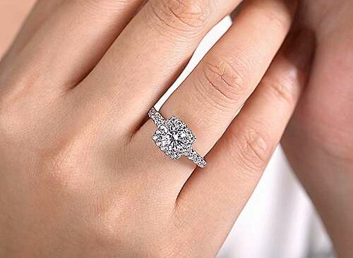 How do I select the best engagement ring from Gabriel and Co