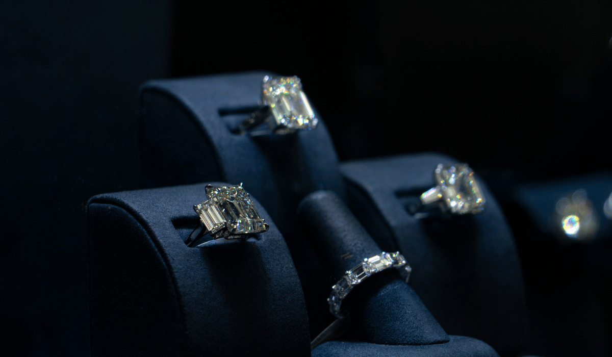 Blue Nile Vs. Helzberg Diamonds (At a Glance)